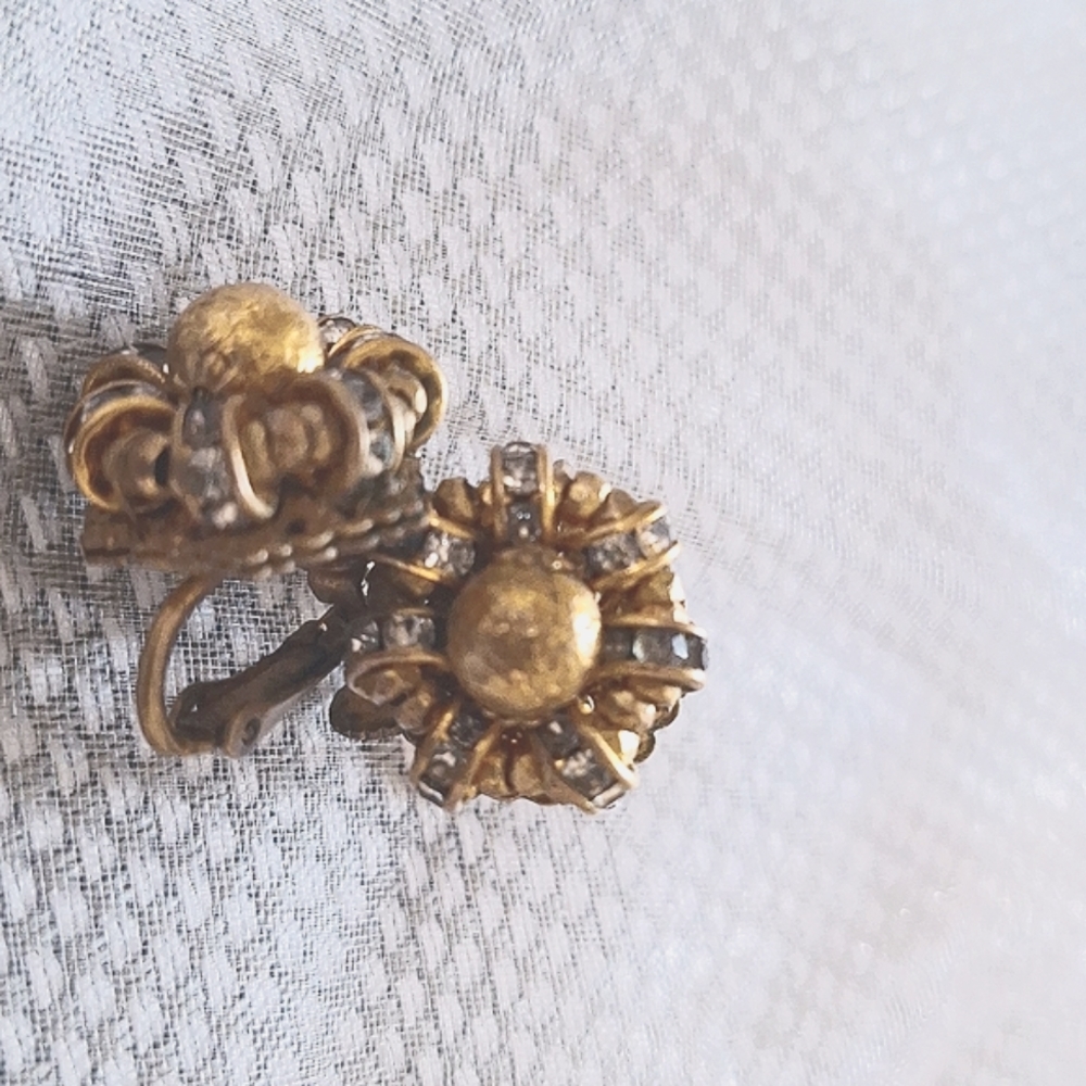 Vintage MIRIAM HASKELL | Cluster Design Clip-On Earrings - Picture 5 of 10